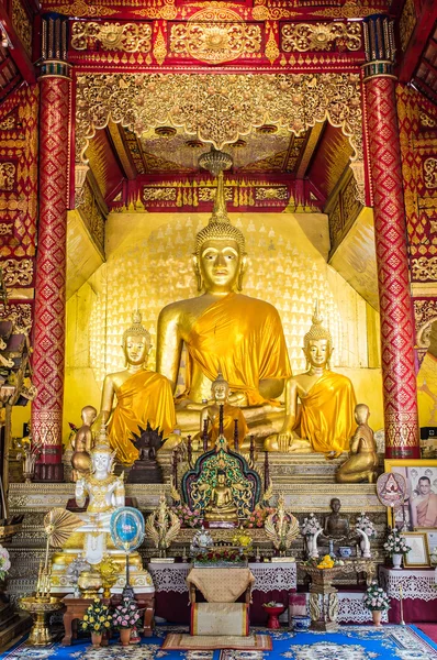チェンマイ タイの黄金仏像 — ストック写真