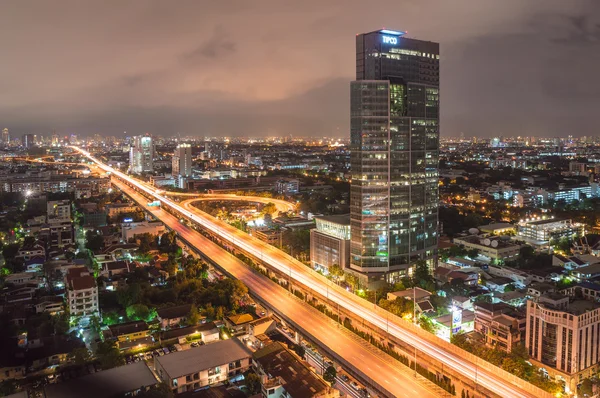 Bangkok Cityscape, iş bölgesi ekspres yol ve otoyol gece, Bangkok, Tayland