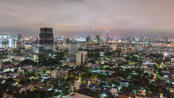 Bangkok, Tayland büyük Asya city otelde uzun boylu gökdelenler ışıklı gece adlı üzerinden bir görünüm