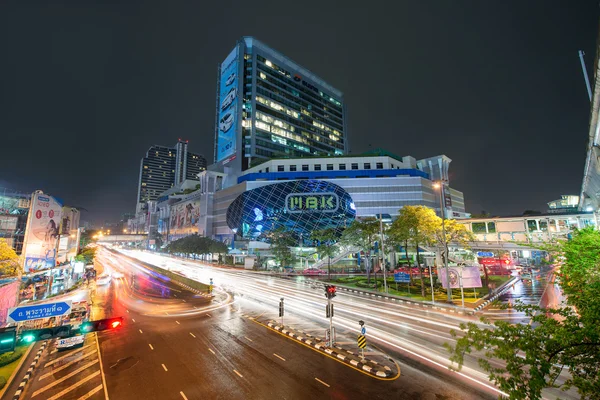 Bangkok, Tayland - 22 Ağustos: Büyük bir alışveriş merkezi, restoranlar, balıkgözü görünümü, Mbk merkezi olan bu ürün, cep telefonu ve Bangkok, Tayland twilight üzerinde 22 Ağustos 2013 yılında priz elemanları.