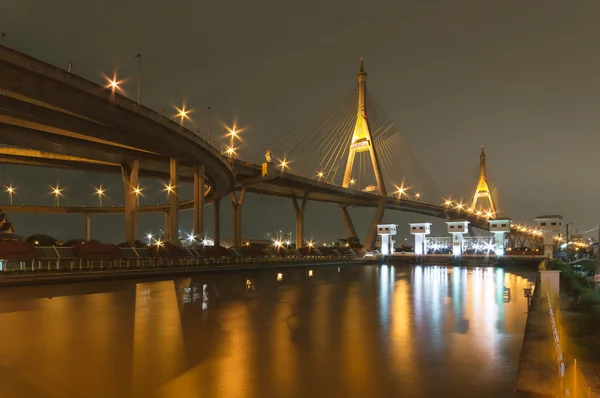Bhumibol köprü olarak da bilinen endüstriyel çevre yolu köprüsü twilight, Bangkok, Tayland.