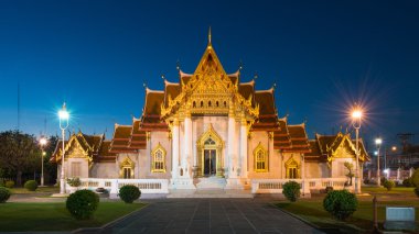 Wat Benchamabophit Dusitvanaram içinde yürüyüş rahip, bir Budist Tapınağı Dusit bölge Bangkok, Tayland.