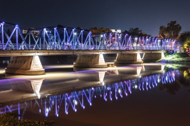 Gece görünümü eski köprü, Chiang mai, Tayland, Thailand, uzun pozlama