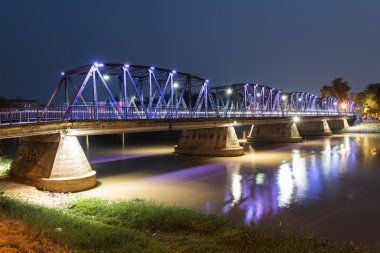 Gece görünümü eski köprü, Chiang mai, Tayland, Thailand, uzun pozlama