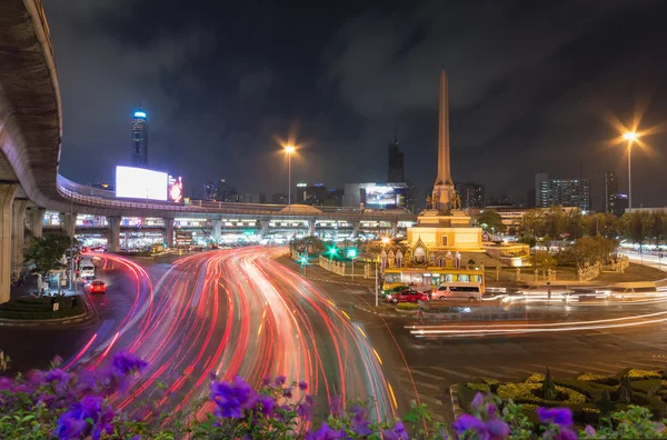 Bangkok, Tayland - 12 Şubat: Twilight görünümünde 12 Şubat 2014 tarihinde Merkez Otobüs Ulaşım Seyahat-Bangkok Zafer Anıtı