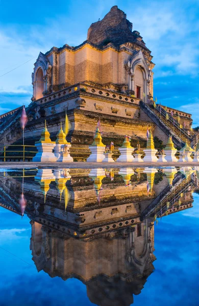 Yansıma antik pagoda Wat Chedi Luang Tapınağı Chiangmai, Tayland
