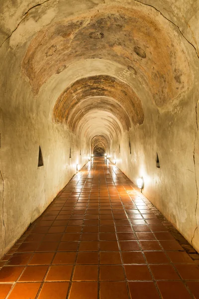 Antik tünel ve heykel Buda Tempe adlı ilçe Chiang Mai, Tayland