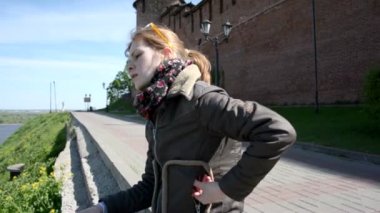 Kız boyunca yürür