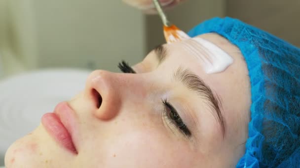 Una Cosmetóloga Una Joven Masaje Facial Una Cosmetóloga Una Joven — Vídeo de stock