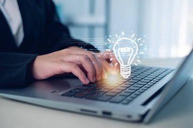 Aydınlatılmış ampulün, fikir buluşunun ve ilham kavramının el ele tutuşması. Işıldayan ampullerle yaratıcılık, başarı kavramı.