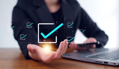 İş kadını işaretleme kutuları, araştırma formu, kontrol listesindeki işaretler, kontrol listesi konsepti.