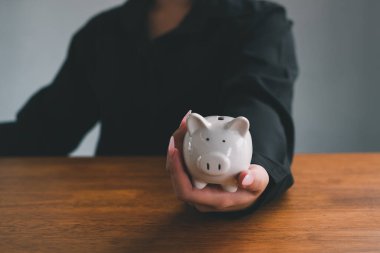 Gelecekteki gayrimenkul sahiplerine para kazandırmak kaydıyla. Para biriktirme ve kumbaraları kapatın..