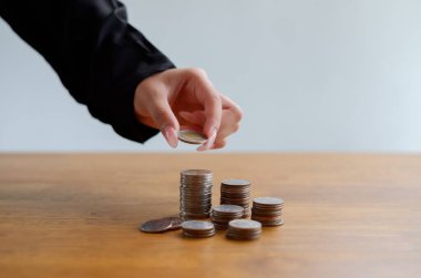 Gelecekteki gayrimenkul sahiplerine para kazandırmak kaydıyla. Para biriktirme ve kumbaraları kapatın..