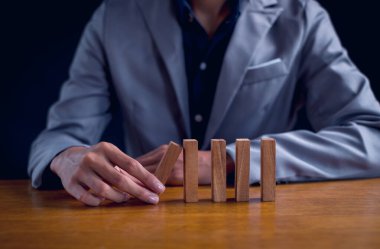 İş planlama krizi etkisi veya risk koruma kavramı, iş çözümü ve müdahale.