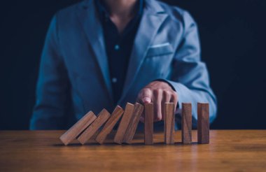 İş planlama krizi etkisi veya risk koruma kavramı, iş çözümü ve müdahale.