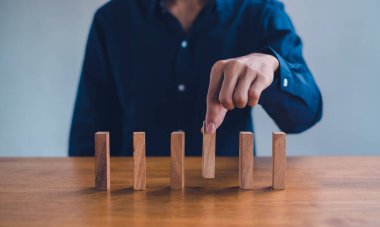 İş planlama krizi etkisi veya risk koruma kavramı, iş çözümü ve müdahale.