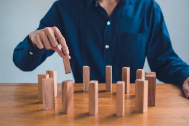 İş planlama krizi etkisi veya risk koruma kavramı, iş çözümü ve müdahale.