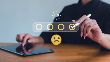 Mutsuz İşadamı Mutsuz Müşteri Hüzün Duygu Yüzü Sanal Ekranda, Kötü Eleştiri, Müşteri Deneyimi Tatmin Olmayan Konsept.