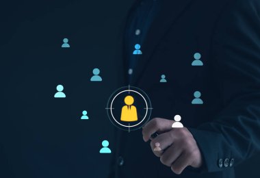 İş adamı, dijital çağda veri odaklı pazarlama kavramına sahip hedef bir müşteri seçiyor, işe alım, insan kaynakları analizleri, müşteri hedefleme ve stratejik iş yönetimi sembolize ediliyor.