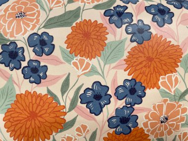 Turuncu, mavi, şeftali çiçekli ve açık arkaplanda yeşil yapraklı renkli çiçek deseni. Dekoratif botanik kumaş dokusu, klasik çiçek duvar kağıdı veya tekstil tasarımı.