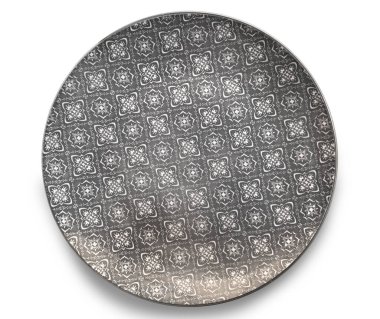 Koyu gri arka planda karmaşık beyaz çiçekli ve geometrik desenli zarif seramik tabaklar. Geleneksel motiflerden esinlenilmiş dekoratif masa takımı tasarımı, mutfak dekorasyonu veya yemek görselleri için idealdir.