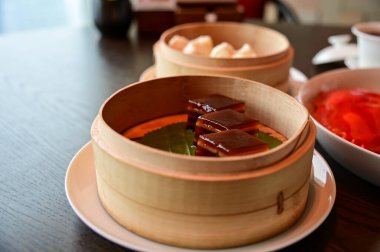 Yakın plan kırmızı hurma pastası, kırmızı randevu pudingi. Çin tatlıları. Yam Cha Kültürü 'nde geleneksel ve yaygın yiyecekler. Çin kültürü ve Çin mutfağı. Yiyecek ve içecek konsepti.