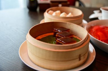 Yakın plan kırmızı hurma pastası, kırmızı randevu pudingi. Çin tatlıları. Yam Cha Kültürü 'nde geleneksel ve yaygın yiyecekler. Çin kültürü ve Çin mutfağı. Yiyecek ve içecek konsepti.