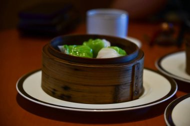 Sebze ve karidesli böreğin yakın çekimi. Yam Cha Kültürü 'nde geleneksel ve yaygın yiyecekler. Çin kültürü ve Çin mutfağı. Yiyecek ve içecek konsepti.