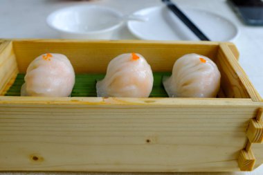 Karidesli böreğin yakın çekimi, har gow. Yam Cha Kültürü 'nde geleneksel ve yaygın yiyecekler. Çin kültürü ve Çin mutfağı. Yiyecek ve içecek konsepti.