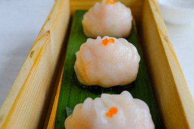 Karidesli böreğin yakın çekimi, har gow. Yam Cha Kültürü 'nde geleneksel ve yaygın yiyecekler. Çin kültürü ve Çin mutfağı. Yiyecek ve içecek konsepti.