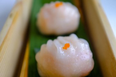 Karidesli böreğin yakın çekimi, har gow. Yam Cha Kültürü 'nde geleneksel ve yaygın yiyecekler. Çin kültürü ve Çin mutfağı. Yiyecek ve içecek konsepti.