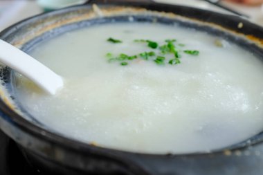 Sade pirinç lapasına yakın plan. Yam Cha Kültürü 'nde geleneksel ve yaygın yiyecekler. Çin kültürü ve Çin mutfağı. Yiyecek ve içecek konsepti.