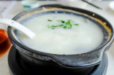 Sade pirinç lapasına yakın plan. Yam Cha Kültürü 'nde geleneksel ve yaygın yiyecekler. Çin kültürü ve Çin mutfağı. Yiyecek ve içecek konsepti.