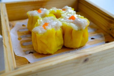 Shumai, buharda pişmiş börek, domuz etli börek. Geleneksel, yaygın ve popüler yemek Yum Cha kültüründe. Çin kültürü ve Çin mutfağı. Yiyecek ve içecek konsepti.