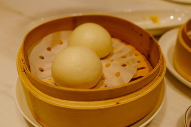 Dim Sum Muhallebi çöreği yakın plan. Yam Cha Kültürü 'nde geleneksel ve yaygın yiyecekler. Çin kültürü ve Çin mutfağı. Yiyecek ve içecek konsepti.