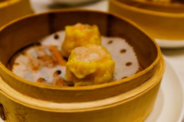 Shumai, buharda pişmiş börek, domuz etli börek. Geleneksel, yaygın ve popüler yemek Yum Cha kültüründe. Çin kültürü ve Çin mutfağı. Yiyecek ve içecek konsepti.