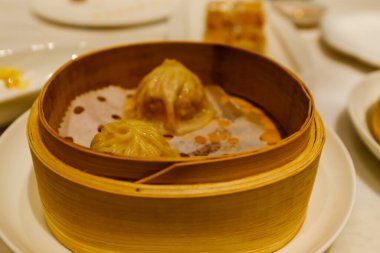 Xiaolongbao, çorbalı börekleri yakın plan çek. Geleneksel, yaygın ve popüler yemek Yum Cha kültüründe. Çin kültürü ve Çin mutfağı. Yiyecek ve içecek konsepti.