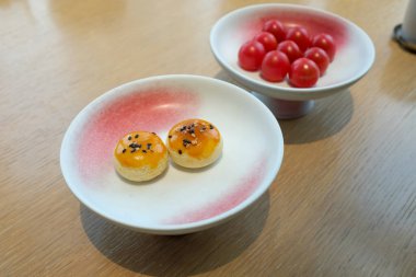 Char Siu Puffs, BBBQ Pork Puff, BBBQ Pork Pastası. Yam Cha Kültürü 'nde geleneksel ve yaygın yiyecekler. Çin kültürü ve Çin mutfağı. Yiyecek ve içecek konsepti.