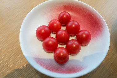Vişneli domateslere yakın çekim. Taze ve sağlıklı meyve. Meyve ve yiyecek kavramı.