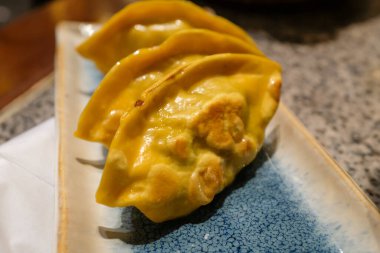 Tavada kızartılmış hamur köftelerinin yakın çekimi. Yam Cha Kültürü 'nde geleneksel ve yaygın yiyecekler. Çin kültürü ve Çin mutfağı. Yiyecek ve içecek konsepti.