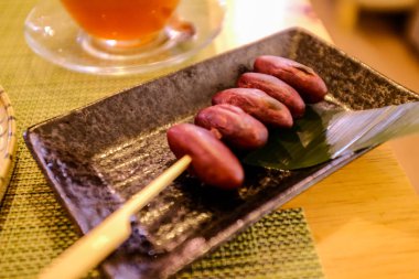 Kızarmış tatlı patateslerin yakın çekimi. Japon yemeği, aperatif. Yiyecek ve içecek konsepti.