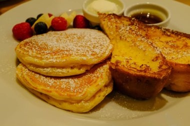 Fransız tostu ve krep yakın çekim. Batı mutfağı, tatlı. Hamur işi, tatlı ve tatlı konsepti. 