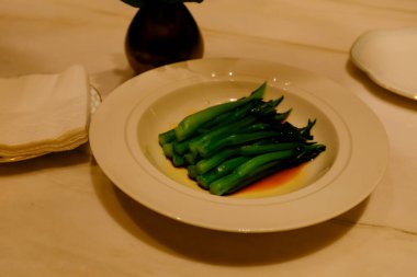 Çin usulü çikolotalı lahananın yakın plan çekimi. Çin mutfağında yaygın bir sebze. Yiyecek ve içecek konsepti.