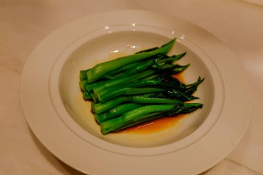 Çin usulü çikolotalı lahananın yakın plan çekimi. Çin mutfağında yaygın bir sebze. Yiyecek ve içecek konsepti.