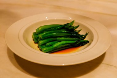 Çin usulü çikolotalı lahananın yakın plan çekimi. Çin mutfağında yaygın bir sebze. Yiyecek ve içecek konsepti.