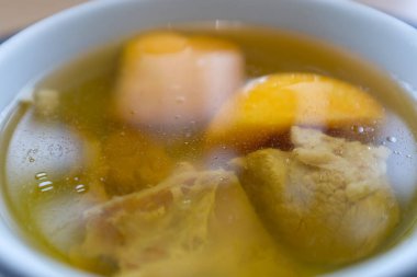 Çin usulü tavuk çorbası. Çin mutfağında sağlıklı çorba. Yiyecek ve içecek konsepti.