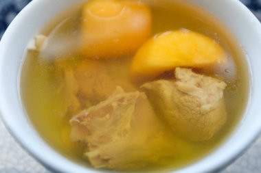 Çin usulü tavuk çorbası. Çin mutfağında sağlıklı çorba. Yiyecek ve içecek konsepti.