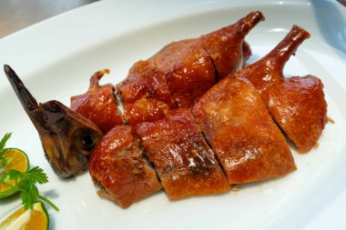 Kavrulmuş kazı yakından çek. Çin popüler mutfağı. Çin yemek kültürü. Yiyecek ve içecek konsepti.