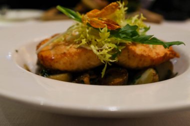 Patatesli ızgara somon bifteği. Akşam yemeği için yemek. Batı yemekleri ve yemekleri. Yiyecek ve içecek konsepti.