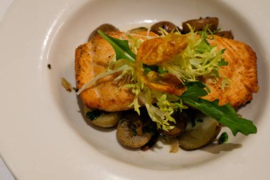 Patatesli ızgara somon bifteği. Akşam yemeği için yemek. Batı yemekleri ve yemekleri. Yiyecek ve içecek konsepti.